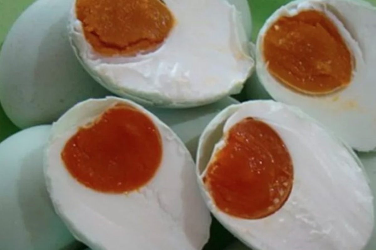 Telur asin (sumber foto: sumsel.antaranews) Telur asin (sumber foto: sumsel.antaranews)