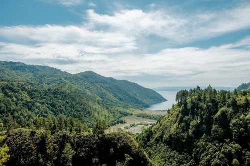 Destinasi wisata Adian Nalambok di kawasan Balige, Kabupaten Toba, Sumatra Utara. Foto: Dok Kemenparekraf. Destinasi wisata Adian Nalambok di kawasan Balige, Kabupaten Toba, Sumatra Utara. Foto: Dok Kemenparekraf.