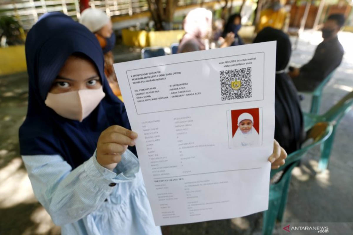 Ilustrasi – Calon pelajar Sekolah Dasar (SD) memperlihatkan formulir PPDB sesuai zona saat mendaftar ulang di SD Negeri 1 Banda Aceh, Aceh, Selasa (9/6/2020). (FOTO: ANTARA/Irwansyah Putra/Ang/foc) Ilustrasi – Calon pelajar Sekolah Dasar (SD) memperlihatkan formulir PPDB sesuai zona saat mendaftar ulang di SD Negeri 1 Banda Aceh, Aceh, Selasa (9/6/2020). (FOTO: ANTARA/Irwansyah Putra/Ang/foc)
