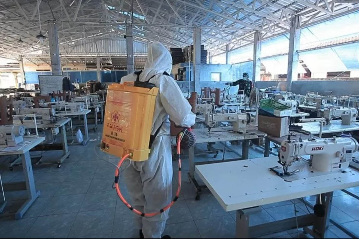 Ilustrasi - Petugas melakukan penyemprotan disinfektan di pabrik tas di Kecamatan Playen. (FOTO: ANTARA/HO-Dinkes Gunung Kidul) Ilustrasi - Petugas melakukan penyemprotan disinfektan di pabrik tas di Kecamatan Playen. (FOTO: ANTARA/HO-Dinkes Gunung Kidul)