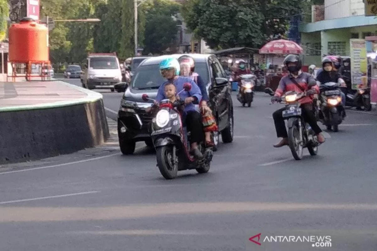 Ilustrasi - Tampak seorang anak diboncengkan sepeda motor di depan tanpa memakai masker saat melintasi Jalan Simpang Tujuh Kudus. (FOTO: ANTARA/Akhmad Nazaruddin Lathif) Ilustrasi - Tampak seorang anak diboncengkan sepeda motor di depan tanpa memakai masker saat melintasi Jalan Simpang Tujuh Kudus. (FOTO: ANTARA/Akhmad Nazaruddin Lathif)