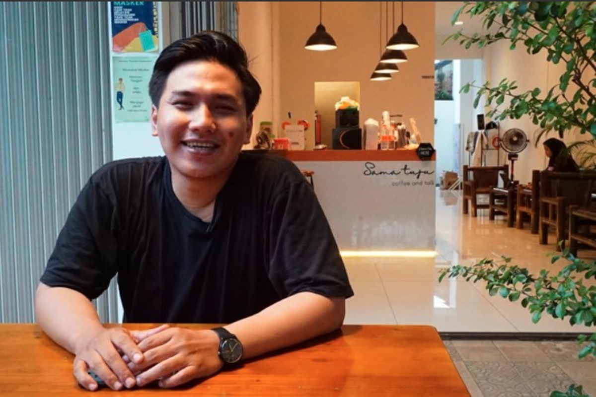 Indra Kumala, salah satu owner kedai kopi Sama Tuju (foto: GenPI.co) Indra Kumala, salah satu owner kedai kopi Sama Tuju (foto: GenPI.co)