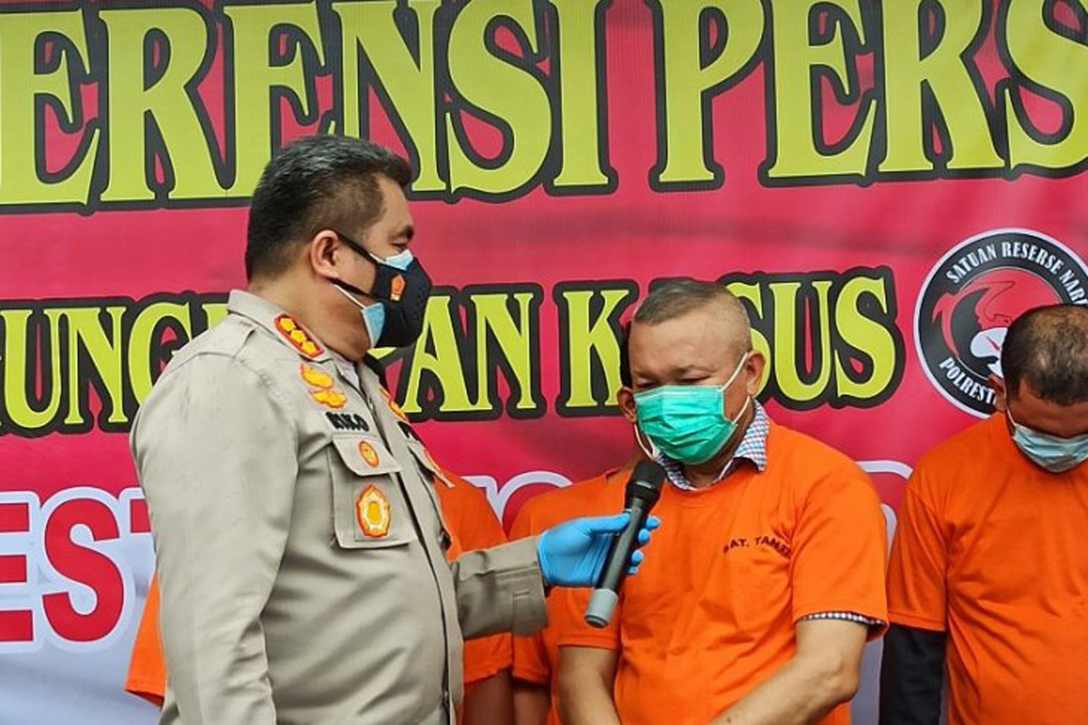 Kapolrestabes Medan Kombes Pol. Riko Sunarko (kiri) sedang menginterogasi Sekda Kabupaten Nias Utara Yafeti Nazara saat ekspose kasus di Mapolrestabes Medan, Senin (14-6-2021). Foto: ANTARA/Nur Aprilliana Br. Sitorus Kapolrestabes Medan Kombes Pol. Riko Sunarko (kiri) sedang menginterogasi Sekda Kabupaten Nias Utara Yafeti Nazara saat ekspose kasus di Mapolrestabes Medan, Senin (14-6-2021). Foto: ANTARA/Nur Aprilliana Br. Sitorus