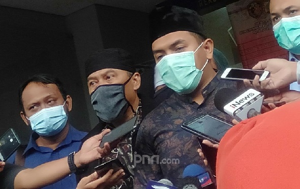 Pengacara Habib Rizieq Bikin Jaksa Terdiam: Dibayar Rakyat Tapi..- Pengacara Habib Rizieq Aziz Yanuar (Foto: JPNN.com/GenPI.co) Pengacara Habib Rizieq Bikin Jaksa Terdiam: Dibayar Rakyat Tapi..- Pengacara Habib Rizieq Aziz Yanuar (Foto: JPNN.com/GenPI.co)