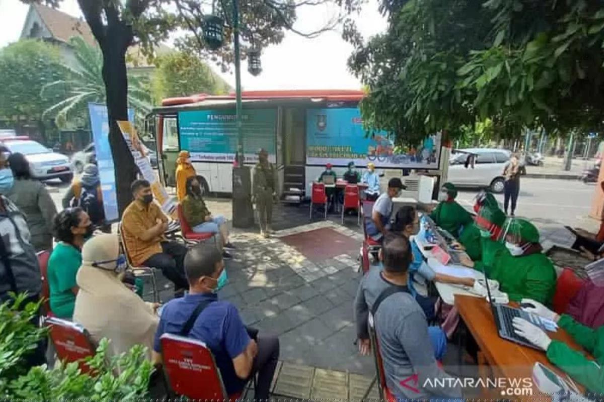 Petugas medis dari Dinas Kesehatan Kota Surakarta saat melayani program vaksinasi dengan mobil keliling di depan Pasar Ngarsopuro Banjasari Solo, Selasa (15/6/2021). (FOTO: ANTARA/Bambang Dwi Marwoto) Petugas medis dari Dinas Kesehatan Kota Surakarta saat melayani program vaksinasi dengan mobil keliling di depan Pasar Ngarsopuro Banjasari Solo, Selasa (15/6/2021). (FOTO: ANTARA/Bambang Dwi Marwoto)