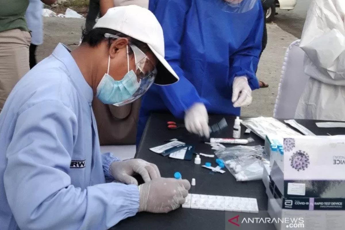 Petugas medis di Kabupaten Kudus, Jawa Tengah, melakukan pengecekan alat swab test Covid-19 untuk memastikan ada tidaknya warga yang terpapar virus corona. (FOTO: ANTARA/Akhmad Nazaruddin Lathif) Petugas medis di Kabupaten Kudus, Jawa Tengah, melakukan pengecekan alat swab test Covid-19 untuk memastikan ada tidaknya warga yang terpapar virus corona. (FOTO: ANTARA/Akhmad Nazaruddin Lathif)
