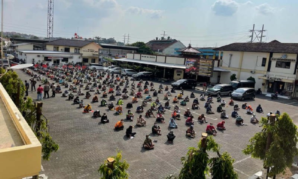 Polrestabes Semarang mengamankan ratusan orang yang diduga terkait dengan premanisme. FOTO: Antara Polrestabes Semarang mengamankan ratusan orang yang diduga terkait dengan premanisme. FOTO: Antara