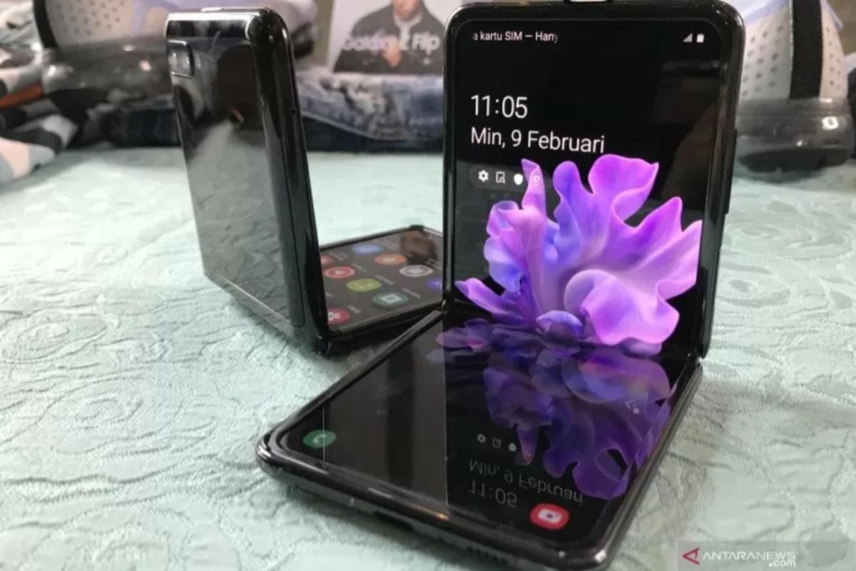 Samsung Galaxy Z Flip diperkenalkan di Indonesia pada awal Maret 2020. (FOTO: ANTARA/Arindra Meodia) Samsung Galaxy Z Flip diperkenalkan di Indonesia pada awal Maret 2020. (FOTO: ANTARA/Arindra Meodia)