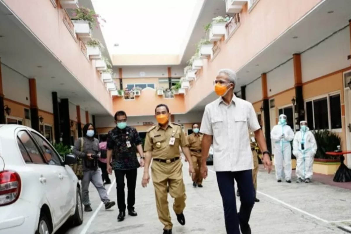 Gubernur Jateng Ganjar Pranowo didampingi Bupati Pati Haryanto meninjau Hotel Kencana yang dijadikan tempat isolasi. (FOTO: ANTARA/HO-Humas Pemkab Pati) Gubernur Jateng Ganjar Pranowo didampingi Bupati Pati Haryanto meninjau Hotel Kencana yang dijadikan tempat isolasi. (FOTO: ANTARA/HO-Humas Pemkab Pati)