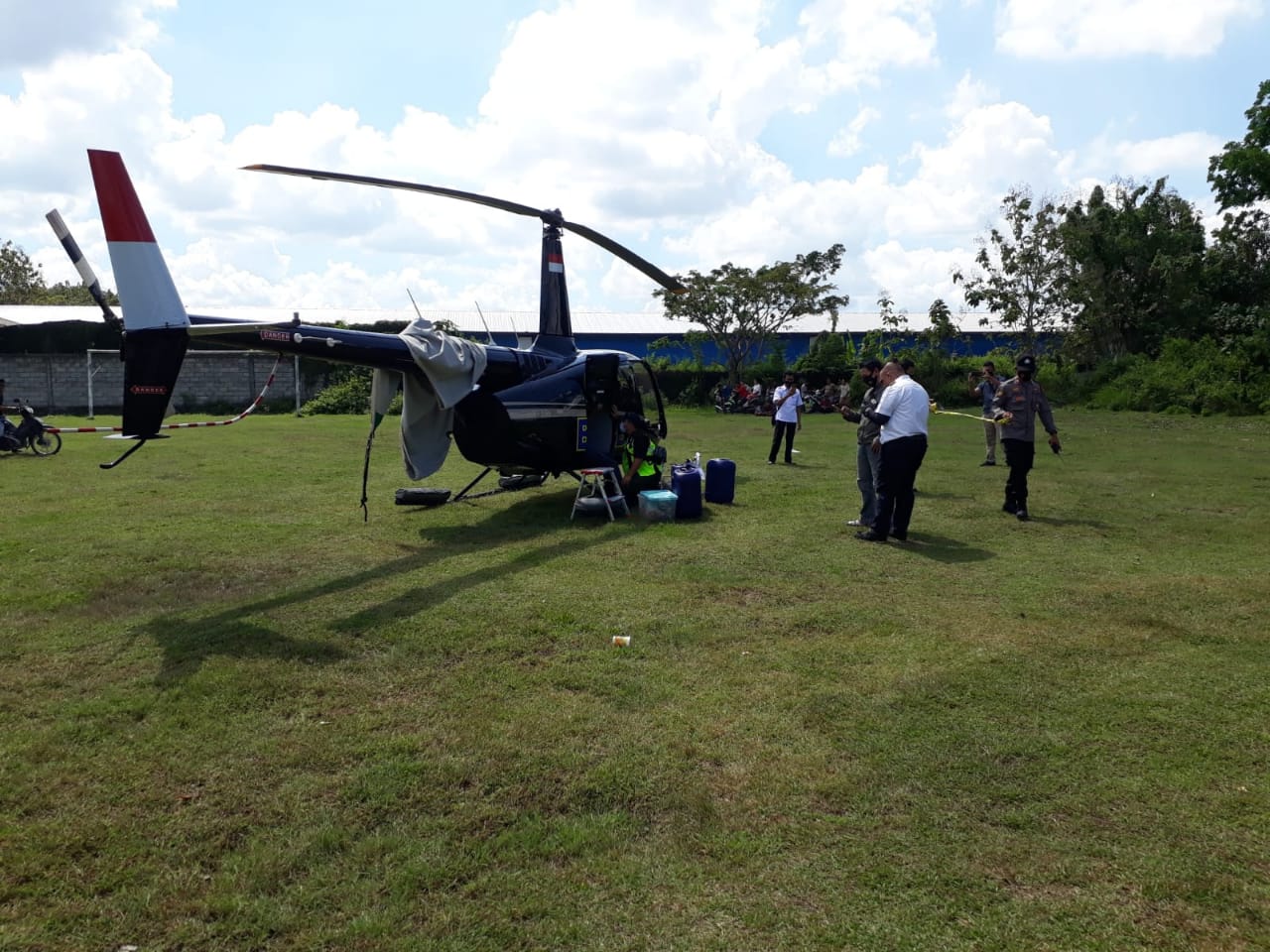 Helikopter BNPB melakukan pendaratan darurat di Lapangan Bola Desa Panunggalan, Kecamatan Pulokulon, Kabupaten Grobogan, Jawa Tengah, Rabu (16/6). Foto: BNPB Helikopter BNPB melakukan pendaratan darurat di Lapangan Bola Desa Panunggalan, Kecamatan Pulokulon, Kabupaten Grobogan, Jawa Tengah, Rabu (16/6). Foto: BNPB