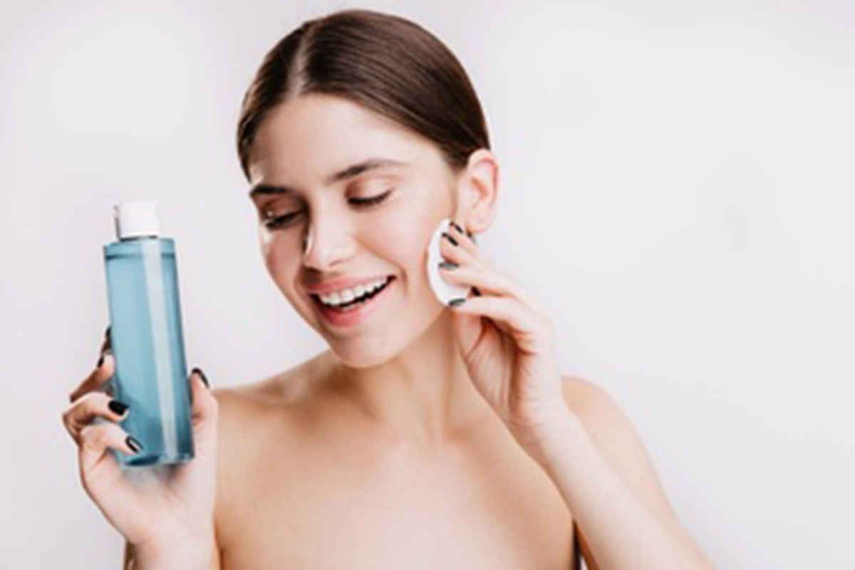 Ilustrasi membersihkan wajah dengan micellar water. Foto: Freepik/lookstudio Ilustrasi membersihkan wajah dengan micellar water. Foto: Freepik/lookstudio