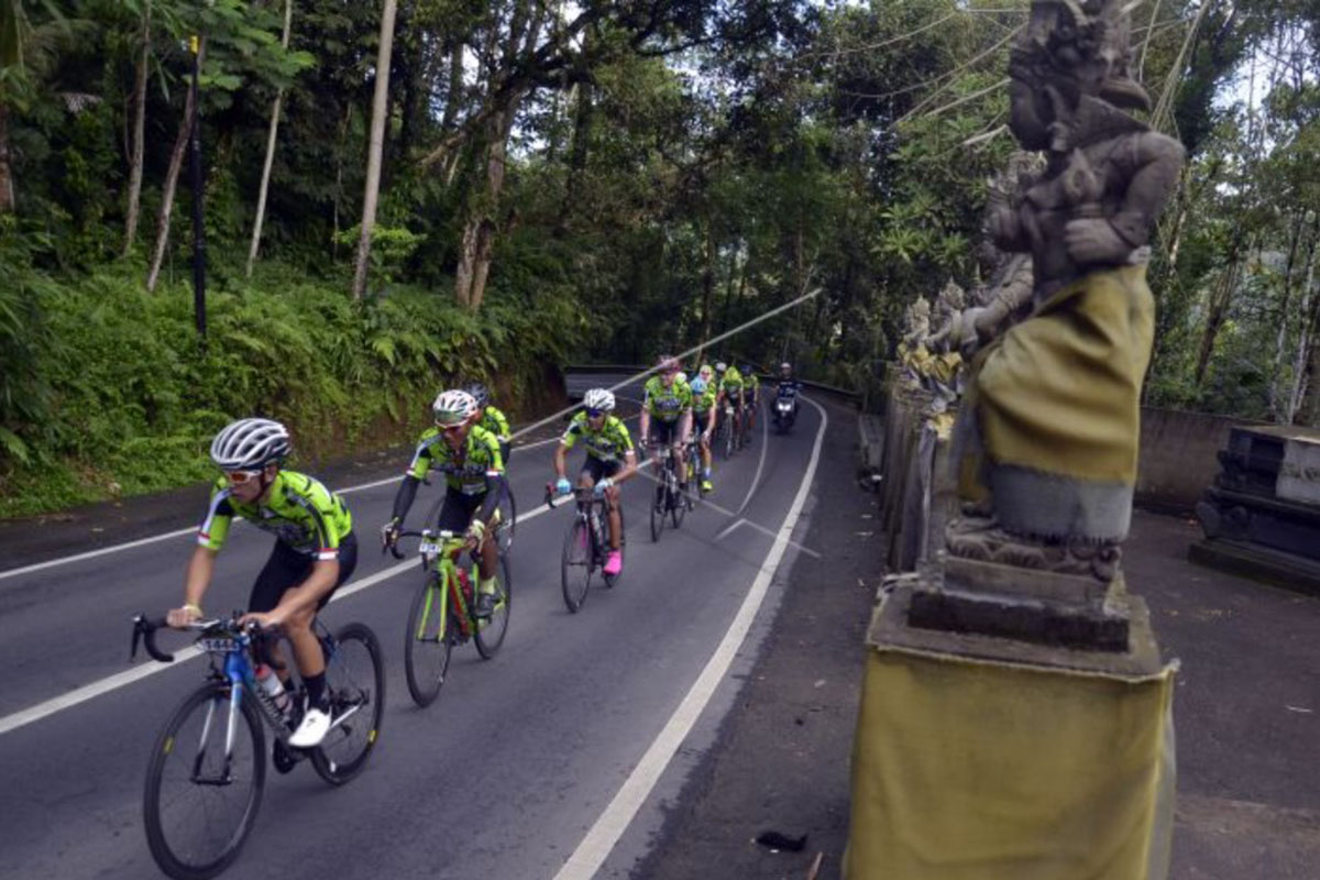Ilustrasi - Sejumlah pembalap sepeda adu kecepatan dalam balap sepeda Gran Fondo New York (GFNY) Bali 2018 saat melintas di Karangasem, Bali, Minggu (4/2).(ANTARA FOTO/Wira Suryantala/foc/18) Ilustrasi - Sejumlah pembalap sepeda adu kecepatan dalam balap sepeda Gran Fondo New York (GFNY) Bali 2018 saat melintas di Karangasem, Bali, Minggu (4/2).(ANTARA FOTO/Wira Suryantala/foc/18)