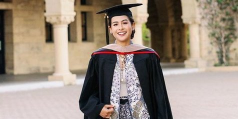 Maudy Ayunda saat lulus dari Stanford University. Foto: Instagram @maudyayunda Maudy Ayunda saat lulus dari Stanford University. Foto: Instagram @maudyayunda
