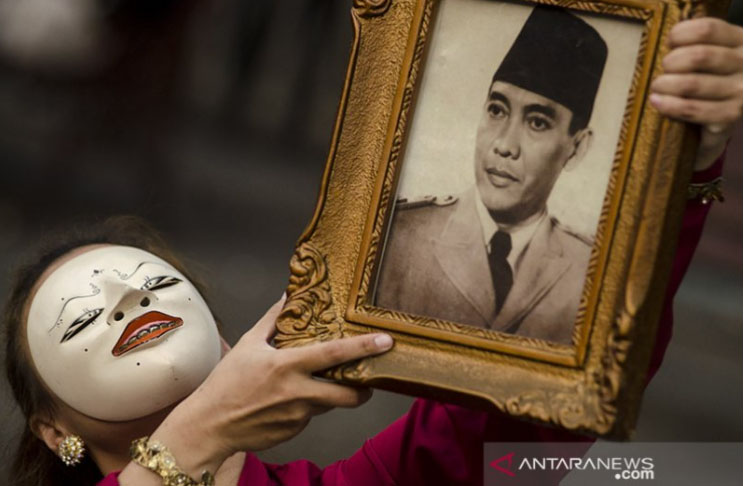 Penari Kontemporer Elma Merdiana menari menggunakan Foto Ir. Soekarno saat aksi peringatan hari lahir Soekarno di Bandung, Jawa Barat, Kamis (6/6/2019). ANTARA JABAR/Novrian Arbi/agr Penari Kontemporer Elma Merdiana menari menggunakan Foto Ir. Soekarno saat aksi peringatan hari lahir Soekarno di Bandung, Jawa Barat, Kamis (6/6/2019). ANTARA JABAR/Novrian Arbi/agr