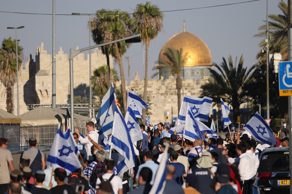 Peserta pawai bendera di Yerusalem pada Selasa (15/6) petang. (Foto: (Yonatan Sindel/Flash90 via Times of Israel) Peserta pawai bendera di Yerusalem pada Selasa (15/6) petang. (Foto: (Yonatan Sindel/Flash90 via Times of Israel)