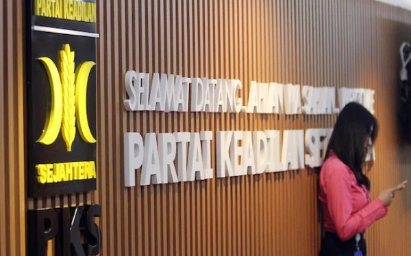 Politisi PKS, Johan Rosihan menilai perlunya pengaturan mengenai pengembangan dan pemberdayaan daerah penyangga di sekitar kawasan konservasi. (foto: JPNN) Politisi PKS, Johan Rosihan menilai perlunya pengaturan mengenai pengembangan dan pemberdayaan daerah penyangga di sekitar kawasan konservasi. (foto: JPNN)