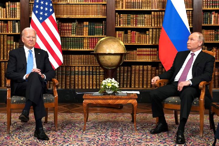 Presiden Amerika Serikat Joe Biden bertemu Presiden Rusia Vladimir Putin untuk KTT AS-Rusia di Villa La Grange di Jenewa, Swiss, 16 Juni 2021. Foto: Reuters/Kevin Lamarque. Presiden Amerika Serikat Joe Biden bertemu Presiden Rusia Vladimir Putin untuk KTT AS-Rusia di Villa La Grange di Jenewa, Swiss, 16 Juni 2021. Foto: Reuters/Kevin Lamarque.