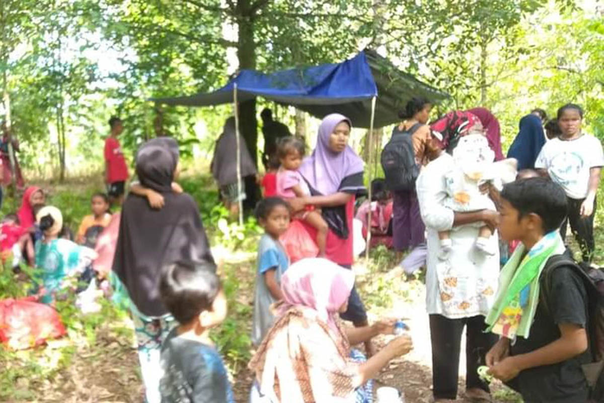 Warga di Maluku yang melakukan evakuasi pascagempa Rabu (16/6). (Foto: BNPB) Warga di Maluku yang melakukan evakuasi pascagempa Rabu (16/6). (Foto: BNPB)