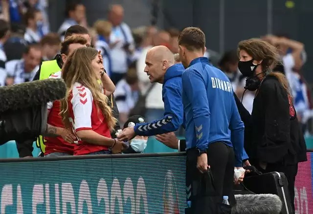 Anders Boesen (tengah) adalah penyelamat Christian Eriksen yang sempat dikalahkan legenda Indonesia. (foto: Reuters) Anders Boesen (tengah) adalah penyelamat Christian Eriksen yang sempat dikalahkan legenda Indonesia. (foto: Reuters)