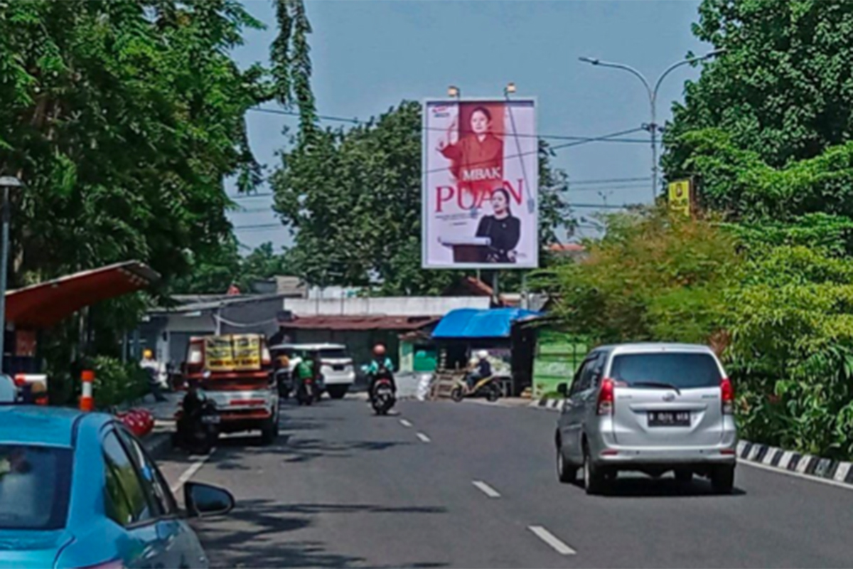 Baliho Puan Maharani yang bertebaran di jalanan Kota Surabaya. Foto: Dok. Pribadi Surokim Abdussalam untuk JPNN Baliho Puan Maharani yang bertebaran di jalanan Kota Surabaya. Foto: Dok. Pribadi Surokim Abdussalam untuk JPNN