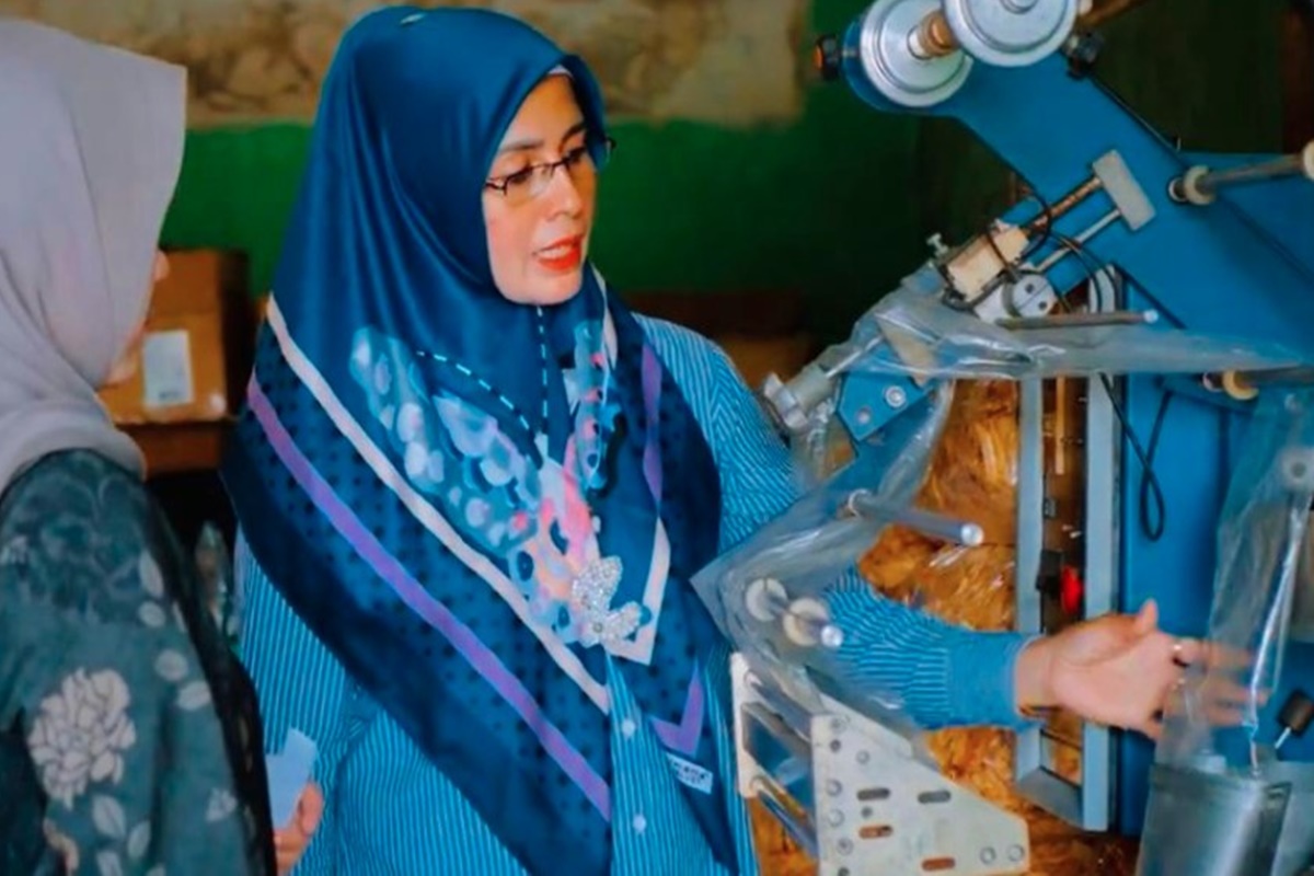 Berkat pinjaman modal dar BRI, Zetria kini sukses berbisnis kerupuk balado dan kerupuk kulit (foto: BRI) Berkat pinjaman modal dar BRI, Zetria kini sukses berbisnis kerupuk balado dan kerupuk kulit (foto: BRI)