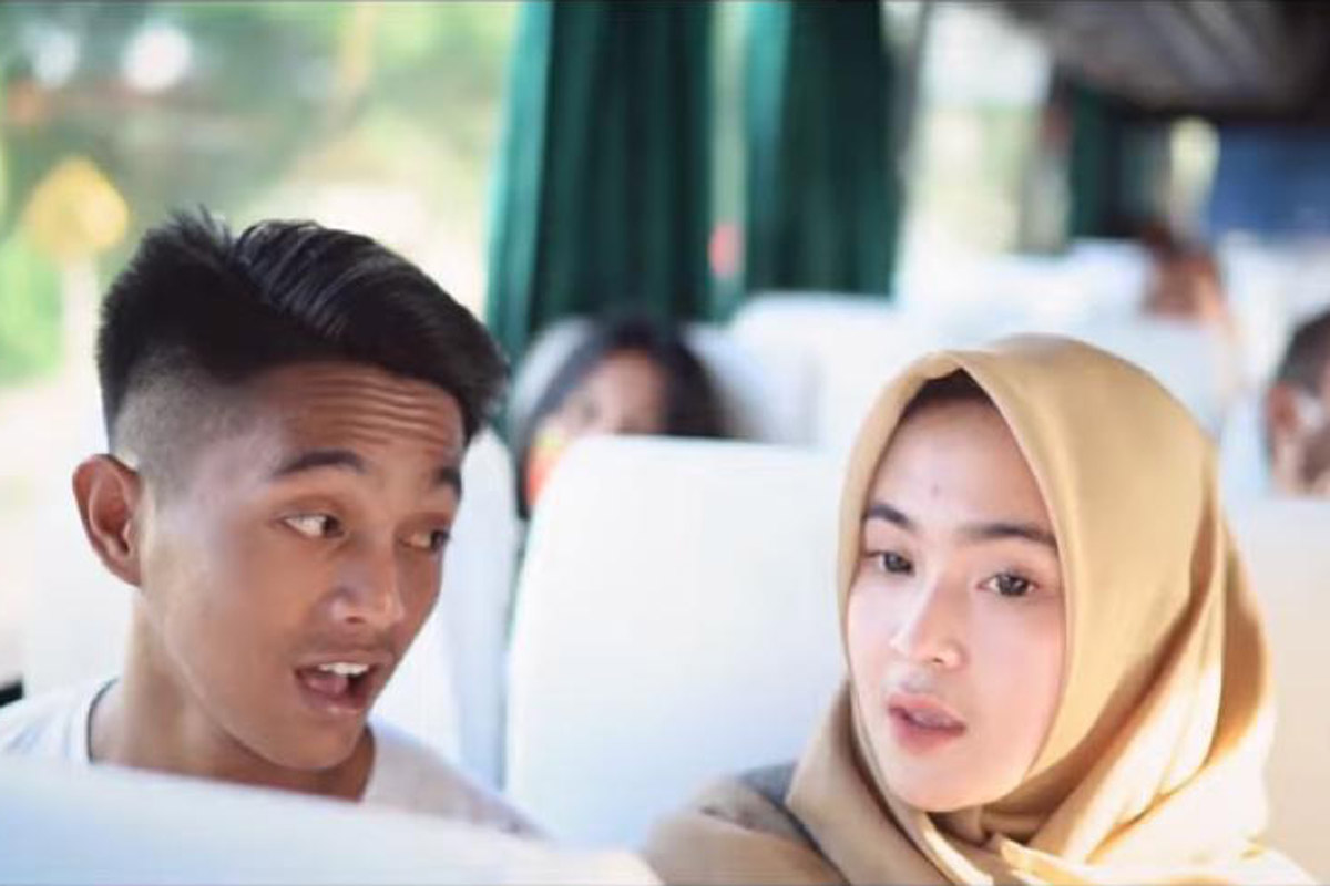 Elsa Amelia dan Chandra Arizona dalam video klip Mlayu Melok Aku. Foto: JPNN Musik Elsa Amelia dan Chandra Arizona dalam video klip Mlayu Melok Aku. Foto: JPNN Musik