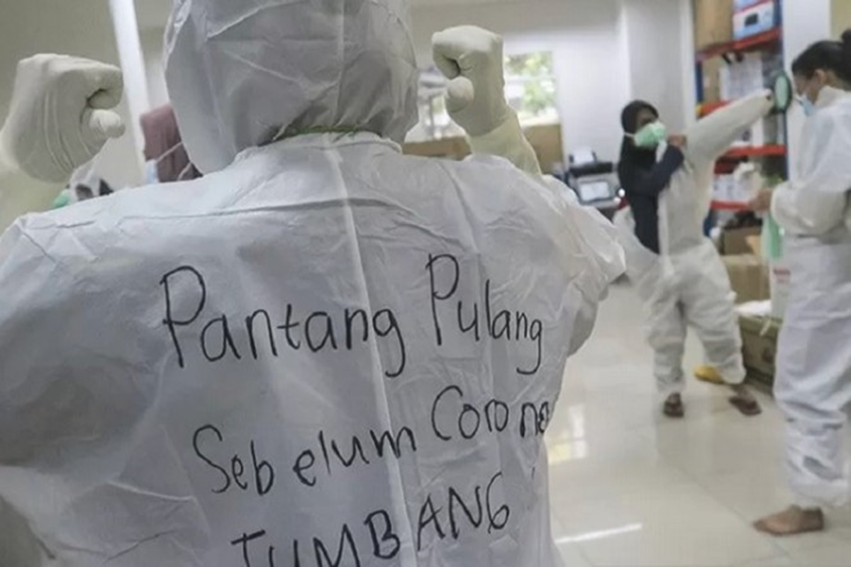 Kalimat penyemangat tertulis di hazmat salah satu tenaga kesehatan di Rumah Sakit Darurat (RSD) Covid-19, Wisma Atlet Kemayoran, Jakarta, Selasa, 26 Januari 2021 (foto: Antara) Kalimat penyemangat tertulis di hazmat salah satu tenaga kesehatan di Rumah Sakit Darurat (RSD) Covid-19, Wisma Atlet Kemayoran, Jakarta, Selasa, 26 Januari 2021 (foto: Antara)