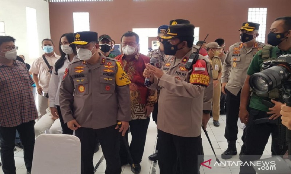 Kapolda Metro Jaya Fadil Imran (tengah) meninjau pelaksanaan vaksinasi di Kampung Tangguh, Kalideres, Jakarta Barata. FOTO: Antara Kapolda Metro Jaya Fadil Imran (tengah) meninjau pelaksanaan vaksinasi di Kampung Tangguh, Kalideres, Jakarta Barata. FOTO: Antara