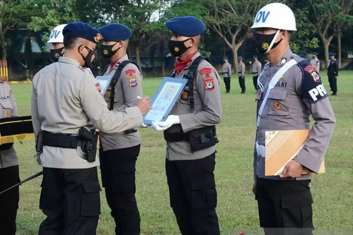 Komandan Satuan Brimob Polda Kalsel Kombes Pol Ronny Suseno memimpin upacara PTDH dua anggotanya, di Banjarbaru, Rabu (16/6/2021). Foto: ANTARA/Firman Komandan Satuan Brimob Polda Kalsel Kombes Pol Ronny Suseno memimpin upacara PTDH dua anggotanya, di Banjarbaru, Rabu (16/6/2021). Foto: ANTARA/Firman