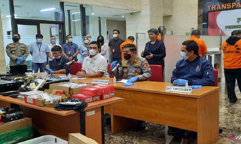 Mabes Polri memerlihatkan barang bukti kejahatan penipuan pinjaman online (Pinjol) ilegal. FOTO: ANTARA/Laily Rahmawaty Mabes Polri memerlihatkan barang bukti kejahatan penipuan pinjaman online (Pinjol) ilegal. FOTO: ANTARA/Laily Rahmawaty