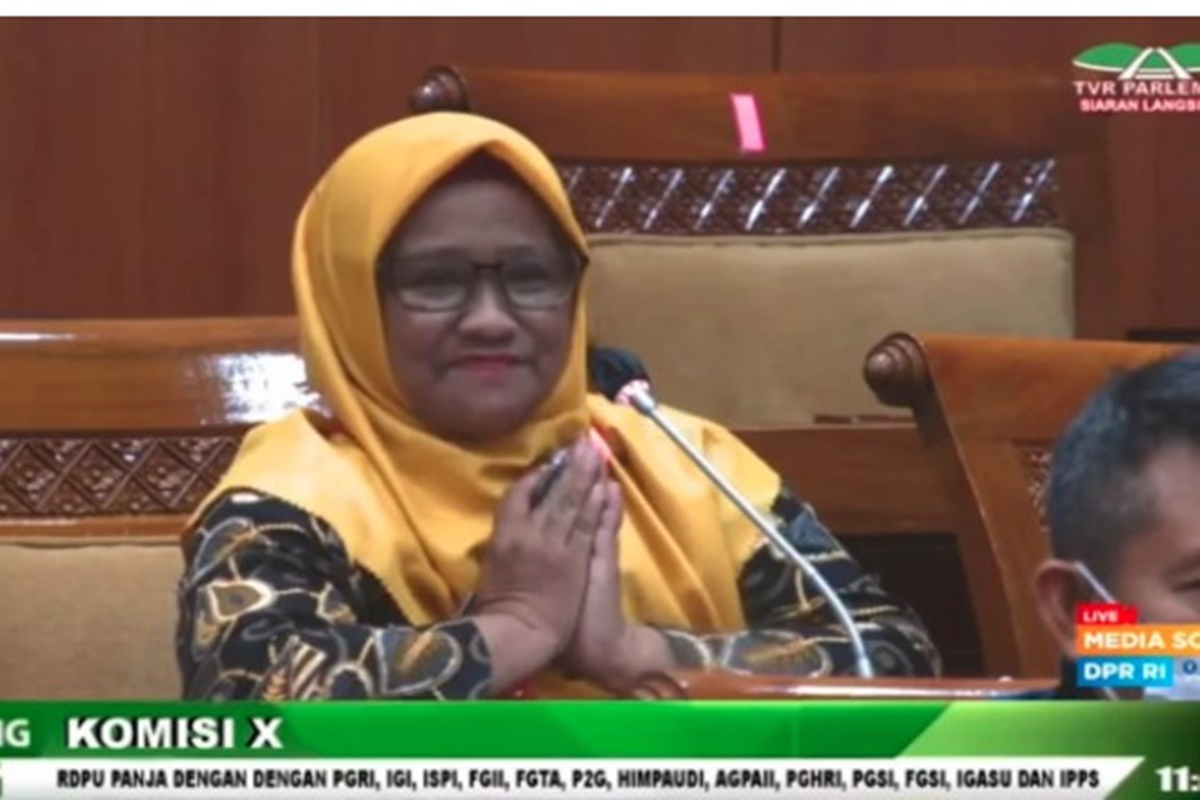 Nunik Nugroho, honorer K2 tenaga kependidikan saat RDPU PGTKH ASN Komisi X DPR RI (foto: SC YouTube DPR) Nunik Nugroho, honorer K2 tenaga kependidikan saat RDPU PGTKH ASN Komisi X DPR RI (foto: SC YouTube DPR)