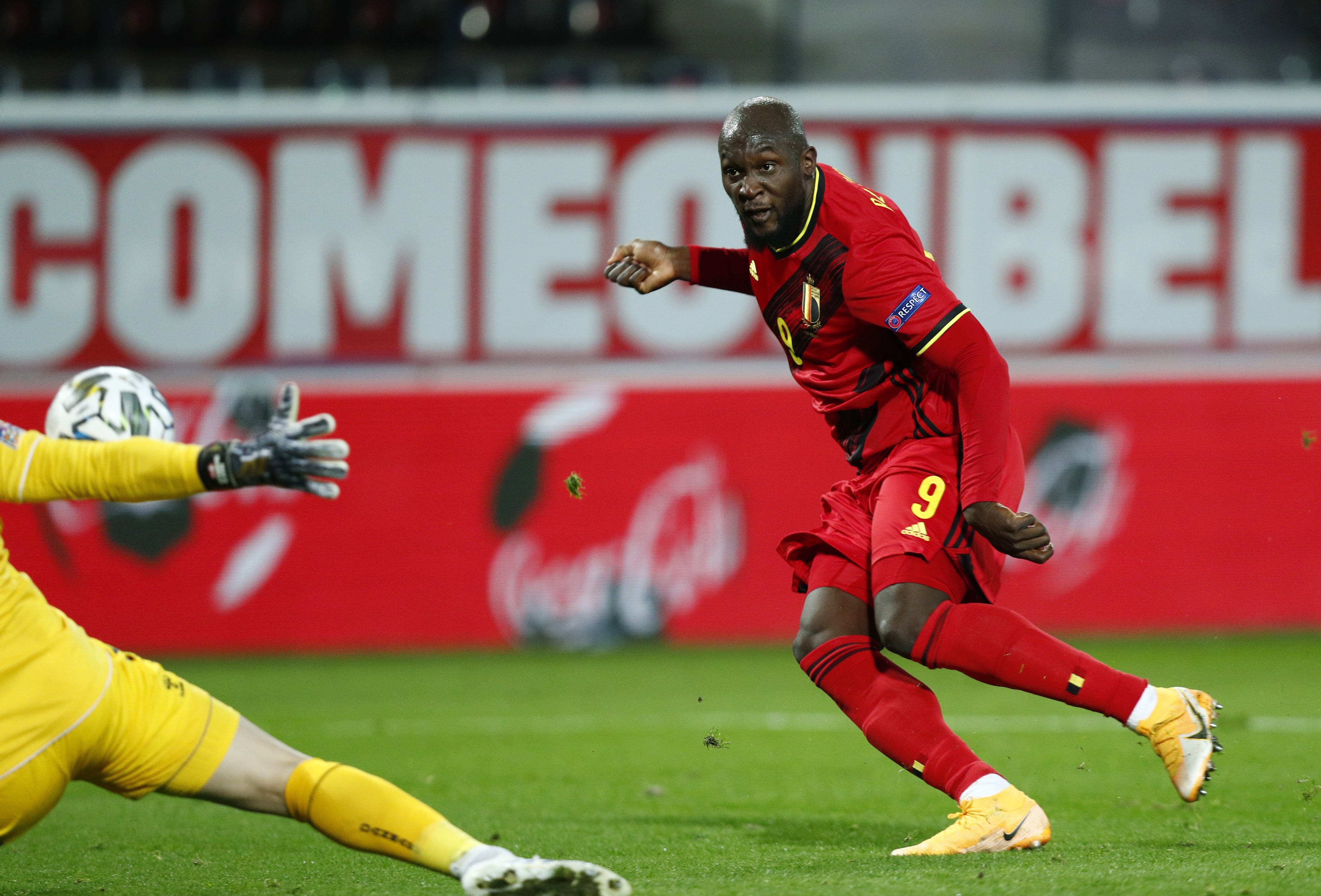 Romelu Lukaku mengamuk dalam sebuah pertandingan saat Belgia menghancurkan Denmark dengan skor telak 4-2. (foto: Reuters) Romelu Lukaku mengamuk dalam sebuah pertandingan saat Belgia menghancurkan Denmark dengan skor telak 4-2. (foto: Reuters)