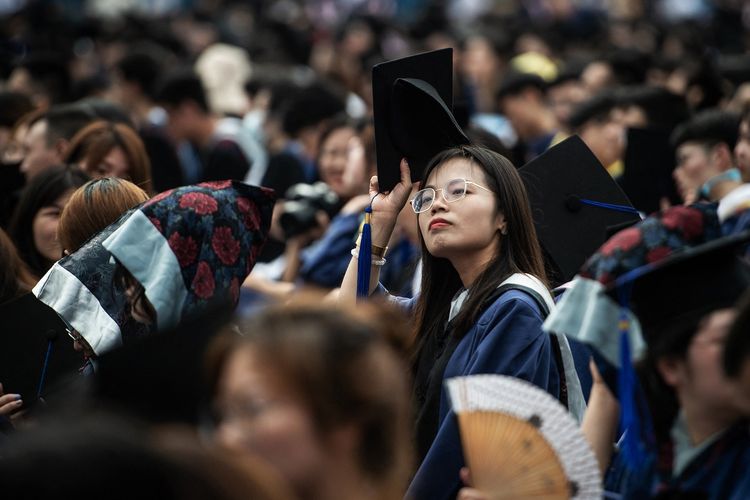 Sekitar 11.000 lulusan hadir dalam wisuda di Central China Normal University, Wuhan, China. Tak ada lagi aturan mengenakan masker dan jaga jarak di wisuda ini. (AFP PHOTO/CHINA OUT/STR) Sekitar 11.000 lulusan hadir dalam wisuda di Central China Normal University, Wuhan, China. Tak ada lagi aturan mengenakan masker dan jaga jarak di wisuda ini. (AFP PHOTO/CHINA OUT/STR)