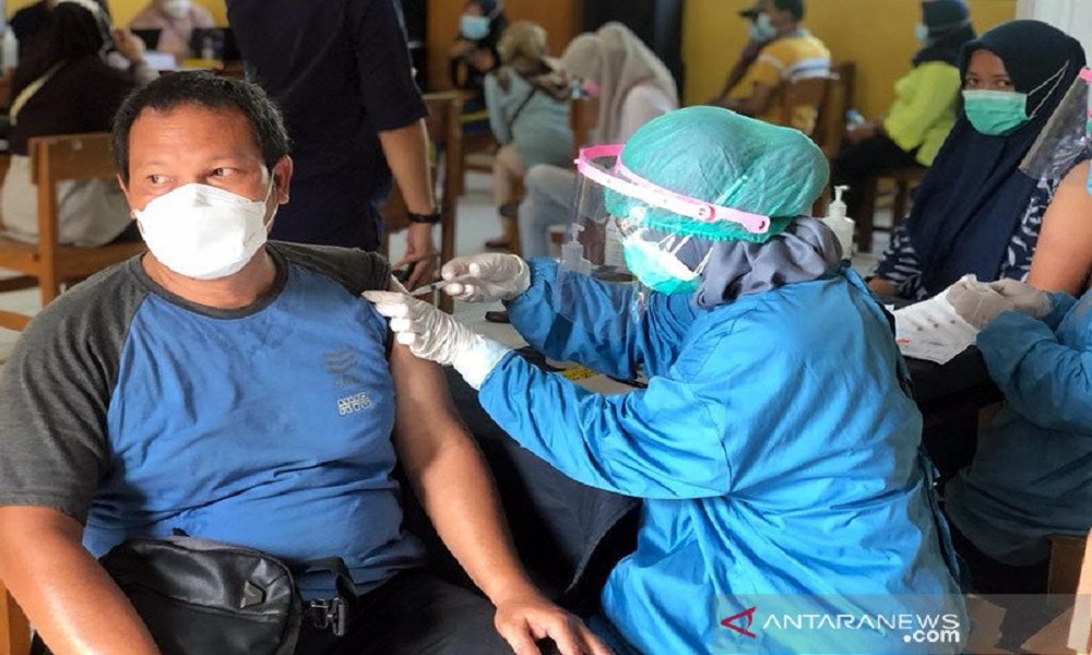 Warga Jakarta mendapat suntikan vaksin covid-19. FOTO: Antara Warga Jakarta mendapat suntikan vaksin covid-19. FOTO: Antara