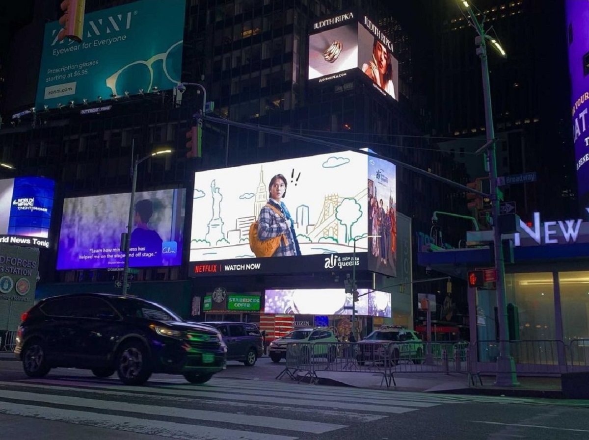 Ada Wajah Kece Iqbaal di Times Square New York, Wow (foto: Instagram/Iqbaal.e) Ada Wajah Kece Iqbaal di Times Square New York, Wow (foto: Instagram/Iqbaal.e)