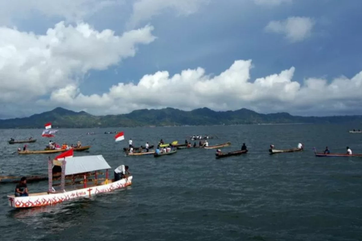 Arsip - Sejumlah nelayan mengikuti parade perahu saat festival Danau Tondano di Minahasa, Sulawesi Utara, Sabtu (10/10/2009). (FOTO: ANTARA/BASRUL HAQ) Arsip - Sejumlah nelayan mengikuti parade perahu saat festival Danau Tondano di Minahasa, Sulawesi Utara, Sabtu (10/10/2009). (FOTO: ANTARA/BASRUL HAQ)