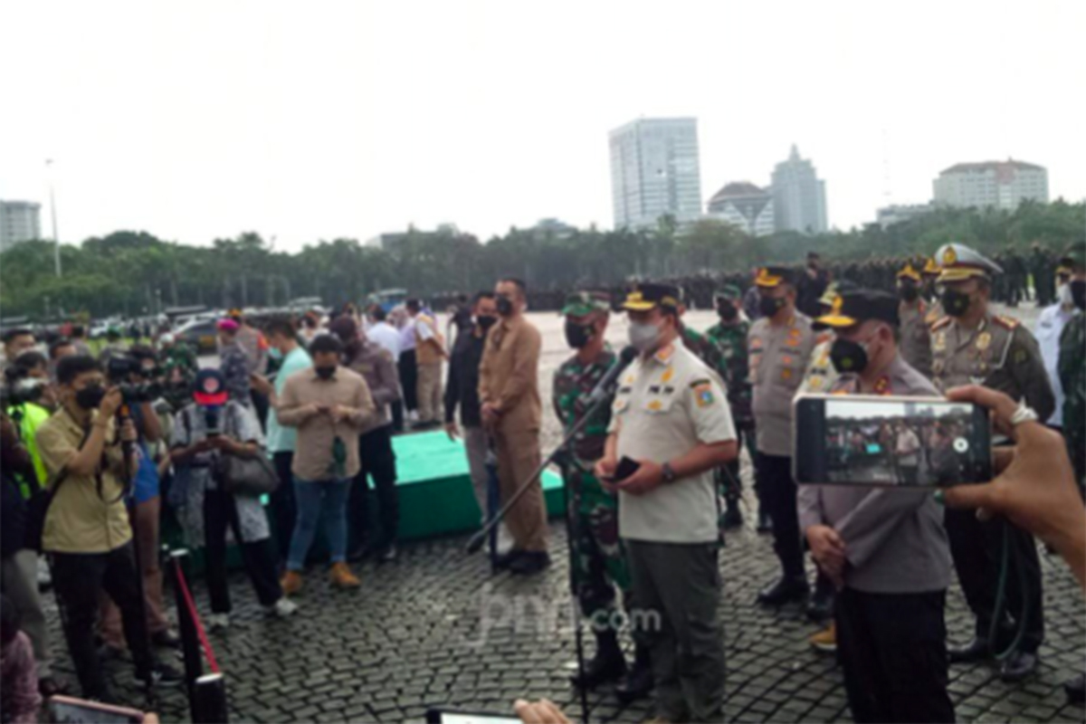 Gubernur DKI Jakarta Anies Baswedan saat memberikan keterangan di Monas, Jakarta Pusat, Jumat (18/6). Foto: Fransiskus Adryanto Pratama/JPNN.com Gubernur DKI Jakarta Anies Baswedan saat memberikan keterangan di Monas, Jakarta Pusat, Jumat (18/6). Foto: Fransiskus Adryanto Pratama/JPNN.com