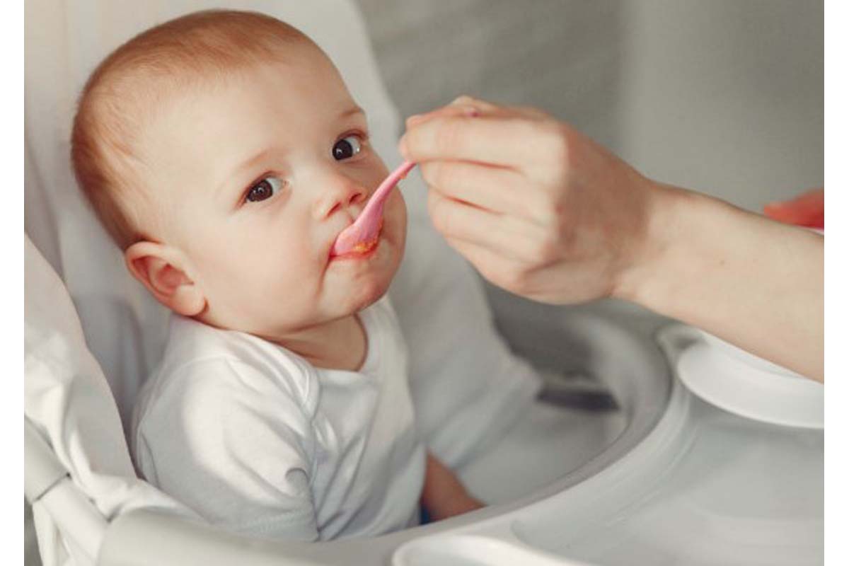 Ilustrasi, memberi makan anak (foto: Freepik) Ilustrasi, memberi makan anak (foto: Freepik)