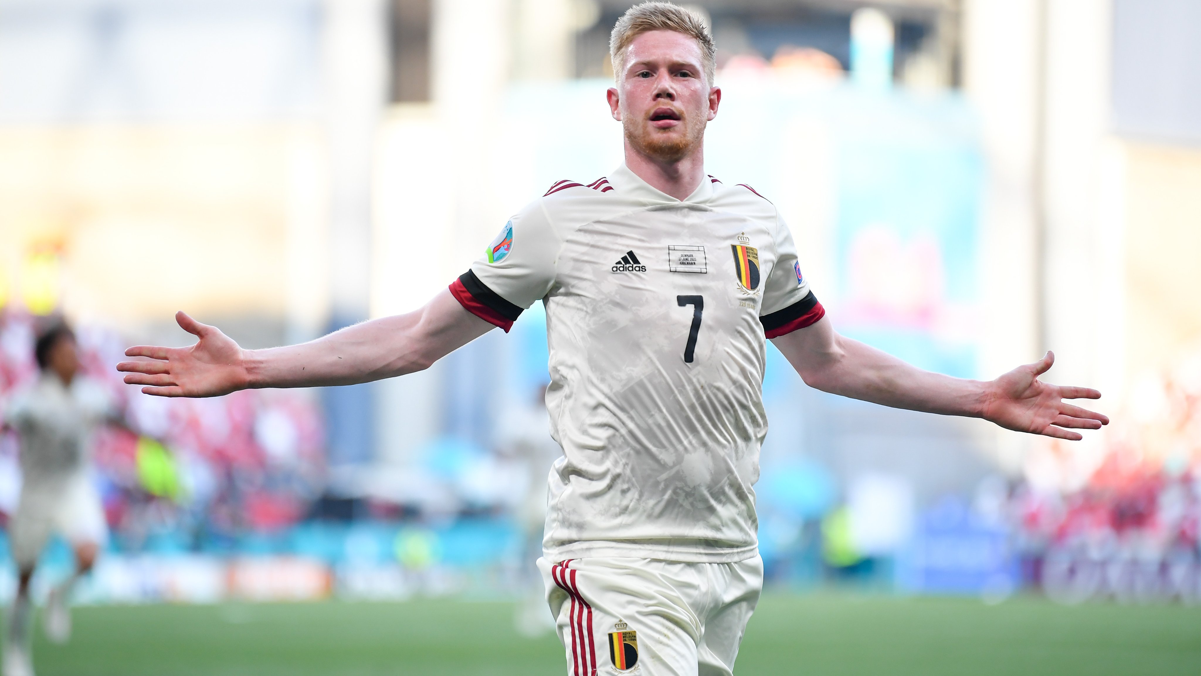 Kevin De Bruyne mencetak sebuah magis dalam usahanya mengembalikkan keadaan di pertandingan Piala Eropa 2020 antara Denmark vs Belgia. (foto: Twitter Euro 2020) Kevin De Bruyne mencetak sebuah magis dalam usahanya mengembalikkan keadaan di pertandingan Piala Eropa 2020 antara Denmark vs Belgia. (foto: Twitter Euro 2020)