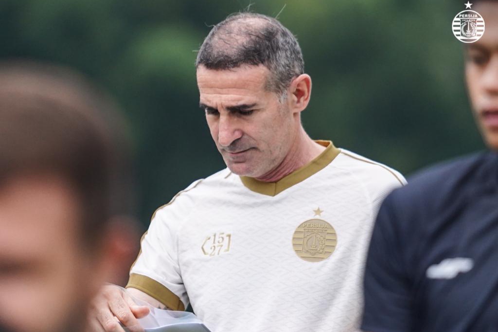 Pelatih anyar Persija Jakarta, Angelo Alessio mulai memimpin latihan skuad Macan Kemayoran pada Jumat sore (18/6). (foto: Persija) Pelatih anyar Persija Jakarta, Angelo Alessio mulai memimpin latihan skuad Macan Kemayoran pada Jumat sore (18/6). (foto: Persija)