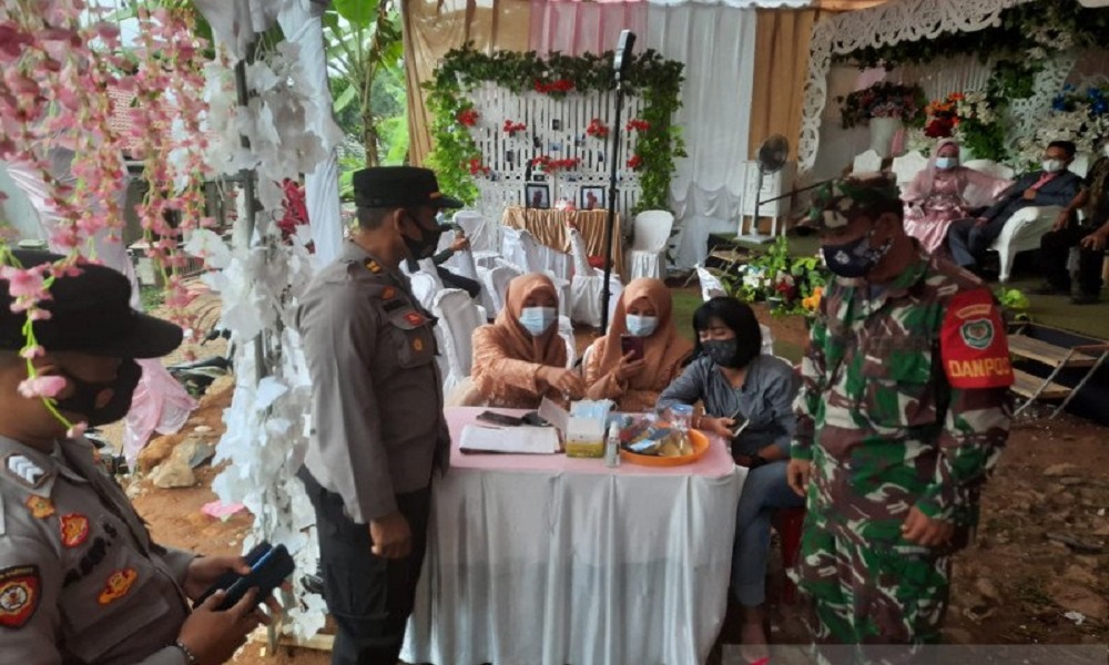 Petugas gabungan Satgas Covid-19 membubarkan pesta pernikahan warga. FOTO: Antara Petugas gabungan Satgas Covid-19 membubarkan pesta pernikahan warga. FOTO: Antara