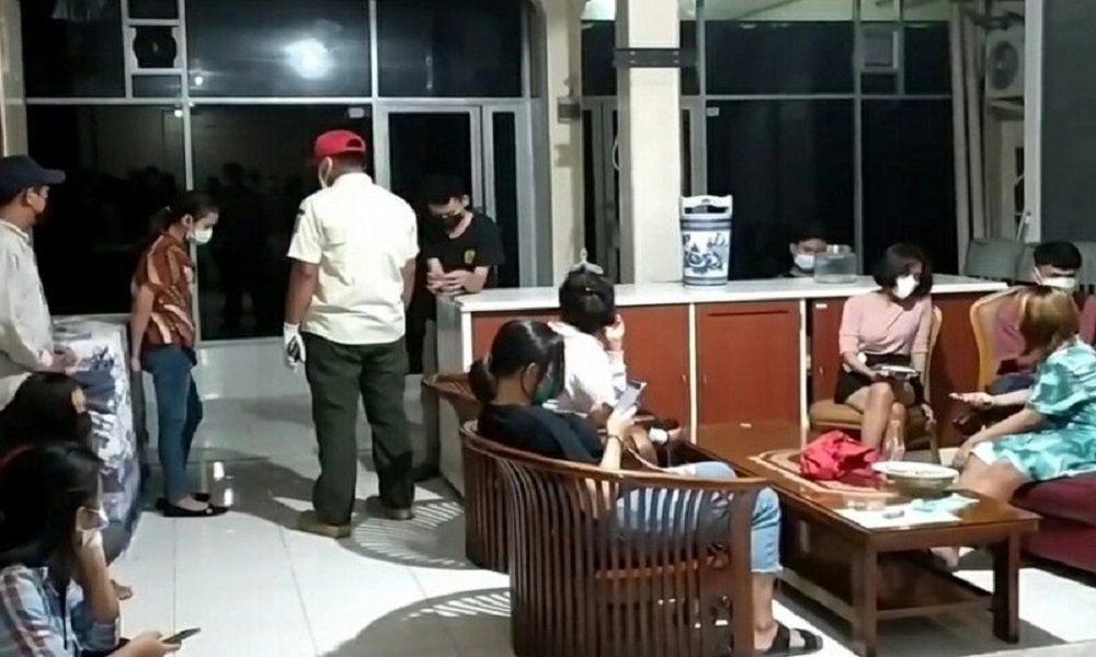 Petugas Satpol PP mengamankan perempuan penghuni indekos yang digerebek. FOTO: Antara Petugas Satpol PP mengamankan perempuan penghuni indekos yang digerebek. FOTO: Antara