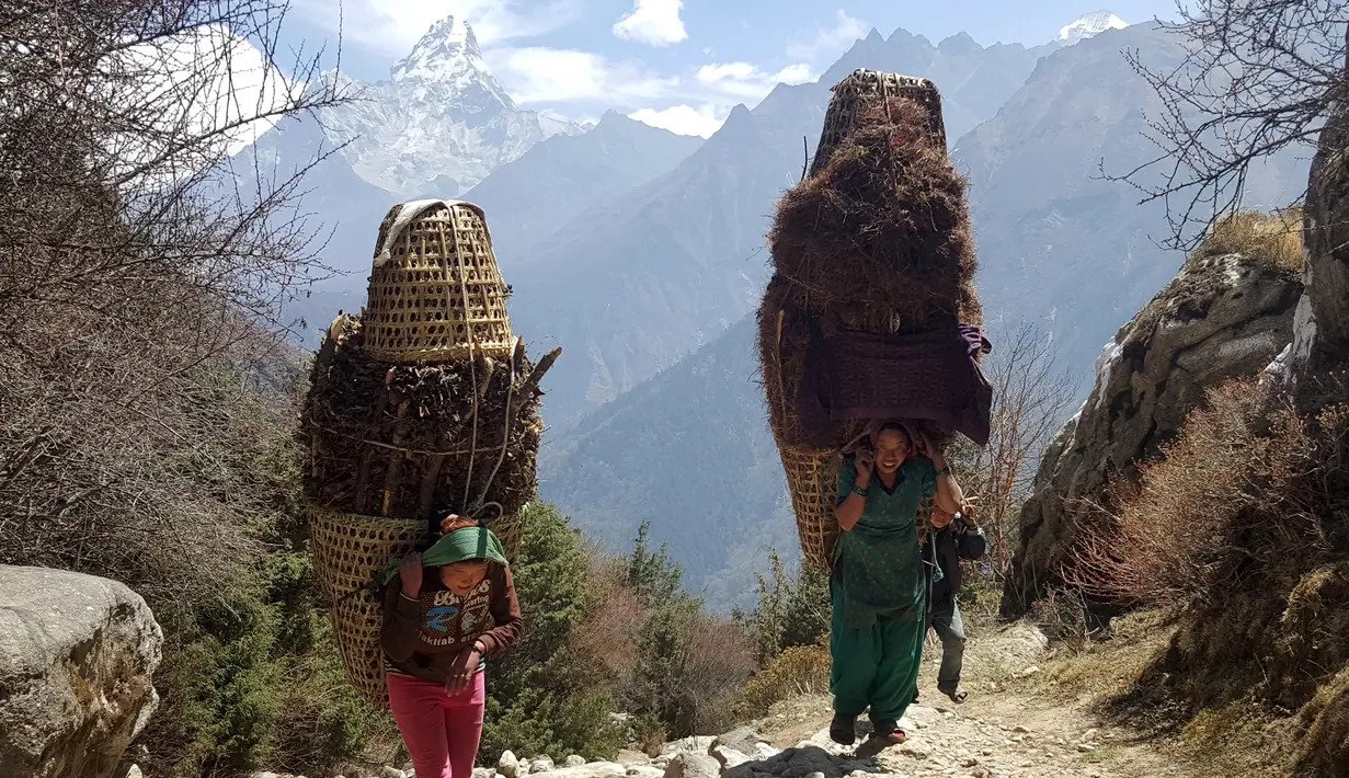 Sejumlah warga di Khumbu Lembah di wilayah Everest di Nepal. Foto: Antoni Slodkowski/Reuters. Sejumlah warga di Khumbu Lembah di wilayah Everest di Nepal. Foto: Antoni Slodkowski/Reuters.