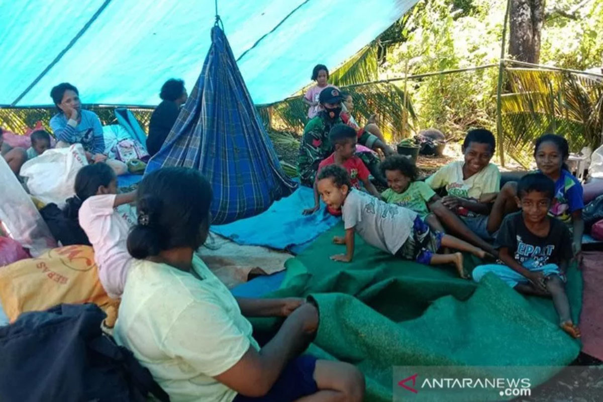 Sejumlah warga masih mengungsi dan tinggal di tenda darurat, pascagempa dengan magnitudo 6.1 (16/6) di negeri Tehoru, Kabupaten Maluku Tengah, Kamis (17/6/2021). (FOTO: ANTARA/HO-BPBD Malteng/aa) Sejumlah warga masih mengungsi dan tinggal di tenda darurat, pascagempa dengan magnitudo 6.1 (16/6) di negeri Tehoru, Kabupaten Maluku Tengah, Kamis (17/6/2021). (FOTO: ANTARA/HO-BPBD Malteng/aa)