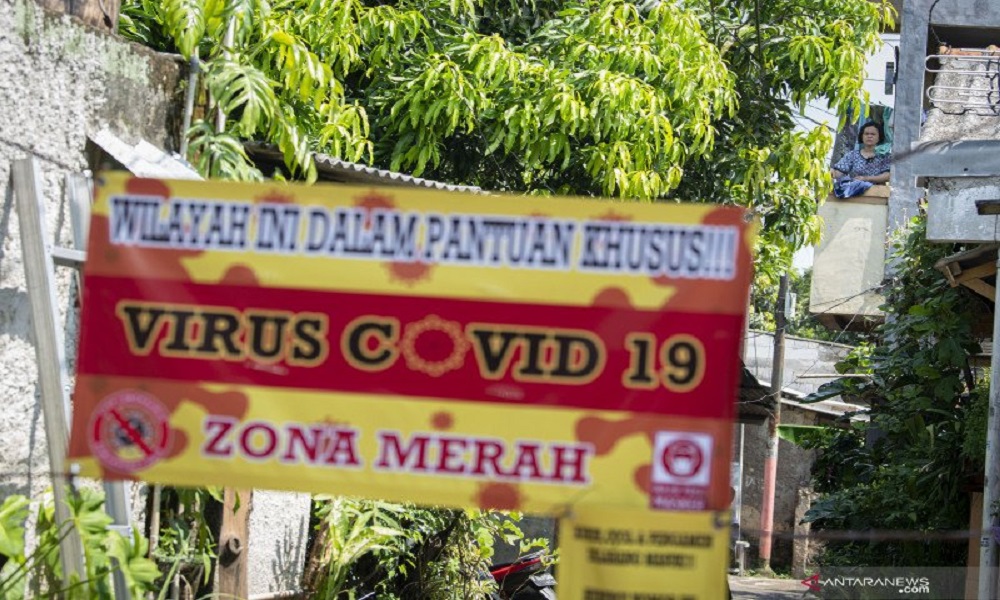 Spanduk bertuliskan zona merah di Srengseng Sawah, Jagakarsa, Jakarta Selatan. FOTO: ANTARA/Aditya Pradana Putra/wsj. Spanduk bertuliskan zona merah di Srengseng Sawah, Jagakarsa, Jakarta Selatan. FOTO: ANTARA/Aditya Pradana Putra/wsj.