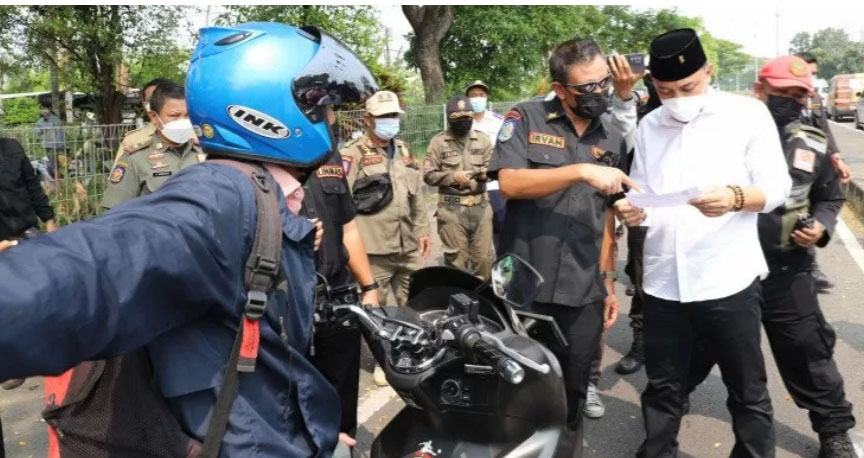 Wali Kota Surabaya Eri Cahyadi saat memntau penyekatan di kaki Jembatan Suramadu di sisi Surabaya, Senin (7/6/2021). ANTARA/HO-Humas Pemkot Surabaya Wali Kota Surabaya Eri Cahyadi saat memntau penyekatan di kaki Jembatan Suramadu di sisi Surabaya, Senin (7/6/2021). ANTARA/HO-Humas Pemkot Surabaya