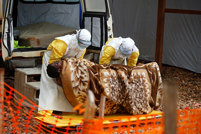 Ilustrasi - Petugas kesehatan yang mengenakan baju pelindung sedang mengevakuasi wanita yang terjangkit virus Ebola di Butembo, Republik Kongo. Foto: Reuters/Baz Ratner/far. Ilustrasi - Petugas kesehatan yang mengenakan baju pelindung sedang mengevakuasi wanita yang terjangkit virus Ebola di Butembo, Republik Kongo. Foto: Reuters/Baz Ratner/far.