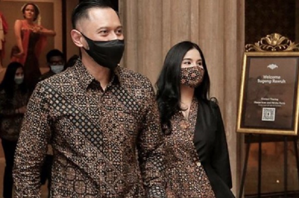Istri AHY Blak-blakan Sindir Keras Kapolri Listyo Sigit, Isinya..- Ketua Umum Partai Demokrat Agus Harimurti Yudhoyono (AHY) bersama istrinya Annisa Pohan (Foto: Instagram/annisa) Istri AHY Blak-blakan Sindir Keras Kapolri Listyo Sigit, Isinya..- Ketua Umum Partai Demokrat Agus Harimurti Yudhoyono (AHY) bersama istrinya Annisa Pohan (Foto: Instagram/annisa)