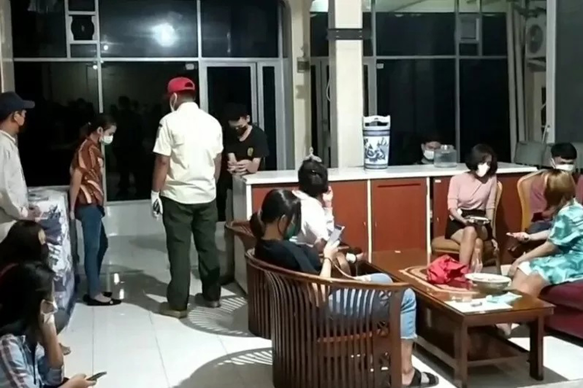 Jajaran Satpol PP Jakarta Timur menggerebek sebuah indekos yang diduga menjadi tempat prostitusi di Rawamangun, Jakarta, Jumat (18/6/2021). Foto: ANTARA/HO-Satpol PP Jakarta Timur Jajaran Satpol PP Jakarta Timur menggerebek sebuah indekos yang diduga menjadi tempat prostitusi di Rawamangun, Jakarta, Jumat (18/6/2021). Foto: ANTARA/HO-Satpol PP Jakarta Timur