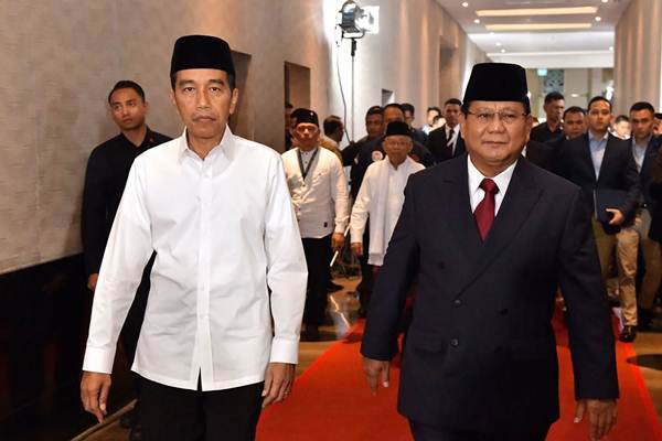 Joko Widodo (kiri) berjalan bersama Prabowo Subianto saat mengikuti Debat Pertama Capres & Cawapres 2019, di Hotel Bidakara, Jakarta, Kamis (17/1/2019). - Antara Joko Widodo (kiri) berjalan bersama Prabowo Subianto saat mengikuti Debat Pertama Capres & Cawapres 2019, di Hotel Bidakara, Jakarta, Kamis (17/1/2019). - Antara